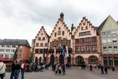 Frankfurt, Almanya 18 Nisan 2025: The Romer, Frankfurt 'un ikonik ortaçağ belediye binası tarihi Romerberg Meydanı' nda (Altstadt)
