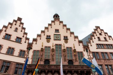 Frankfurt, Almanya 18 Nisan 2025: The Romer, Frankfurt 'un ikonik ortaçağ belediye binası tarihi Romerberg Meydanı' nda (Altstadt)