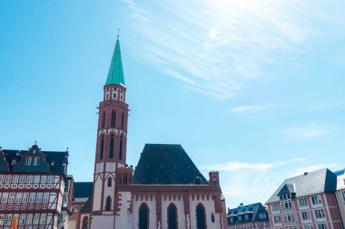 Frankfurt, Almanya... 19 Nisan 2025: Eski St. Nicholas Kilisesi, Romer belediye binası yakınlarındaki tarihi eski bir Lutheran kilisesi.