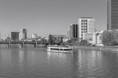 Frankfurt, Germany- 20 Nisan 2025: The Maria Sibylla Merian, Primus-Linie filosuna en yeni katılan, ana nehir boyunca seyahat eden, şehrin ufuk çizgisini ve nehir kenarındaki cazibesini siyah-beyaz olarak sunan