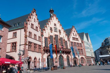 Frankfurt, Almanya - 20 Nisan 2025: The Romer, Frankfurt 'un tarihi Romerberg Meydanı' ndaki ikonik ortaçağ belediye binası (Altstadt)