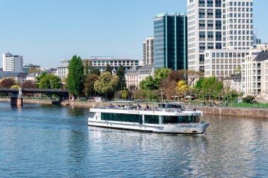 Frankfurt, Almanya... 20 Nisan 2025: The Maria Sibylla Merian, Primus-Linie filosuna en yeni katılan, Ana Nehir boyunca seyahat eden, şehrin ufuk çizgisi ve nehir kenarı cazibesinin manzaralı manzarasını sunan