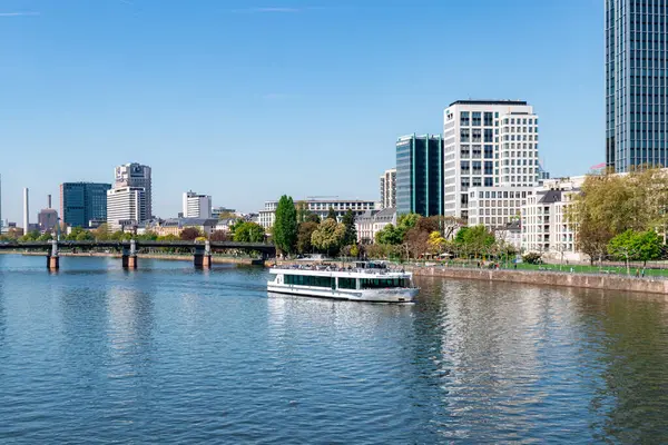 Frankfurt, Almanya... 20 Nisan 2025: The Maria-Sibylla-Merian, Primus-Linie filosuna en yeni katılan şehir silueti ve nehir kenarı cazibesinin manzaralı manzarasını sunarak Main River boyunca seyahat ediyor.