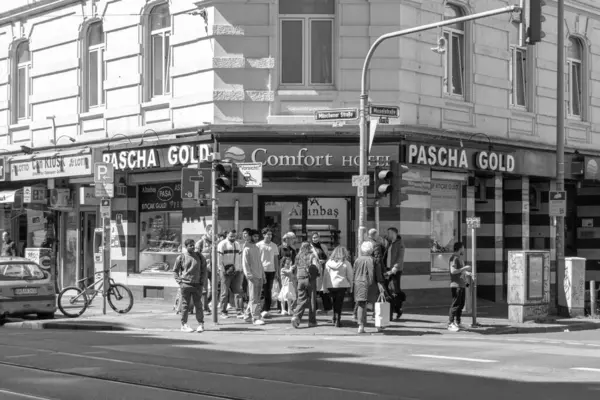 Frankfurt, Almanya - 19 Nisan 2025 Frankfurt Oteli Merkez İstasyonu Şehir Oteli girişi siyah beyaz