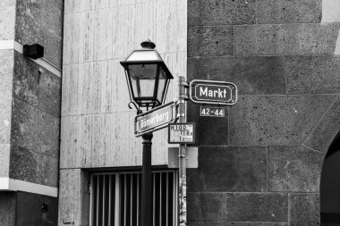 Frankfurt eski kasaba sokak tabelası Markt ve Romerbeg 'i gösteriyor.