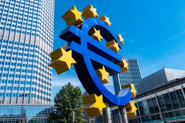 Frankfurt, Almanya - 19 Nisan 2025: Avro heykeli (Euro-Skulptur) Avrupa Birliği renklerinde avro sembolü bir sanat heykeli