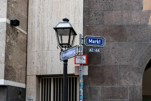 Frankfurt eski kasaba sokak tabelası Markt ve Romerbeg 'e çıkıyor.