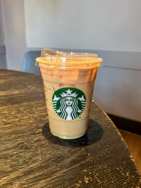 Nuremburg, Almanya 2 Mayıs 2025 Starbucks soğuk kahve fincanı ahşap masada oturuyor.