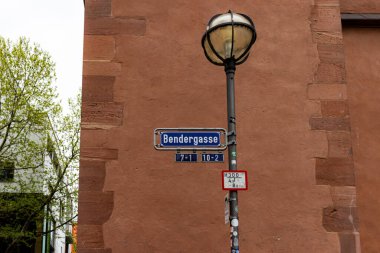 Frankfurt, Old Town 'daki Bendergasse caddesine çıkan eski şehir sokak tabelası.