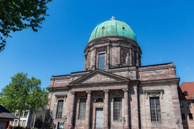 Nuremberg, Almanya - 1 Mayıs 2025: St. Elizabeth Katolik Kilisesi Nuremberg 'in dış cephesini inşa ediyor
