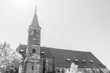 Nuremberg, Almanya - 1 Mayıs 2025: St. Jakob (St. James the Greater), Nuremberg 'de siyah beyaz bir ortaçağ kilisesi.