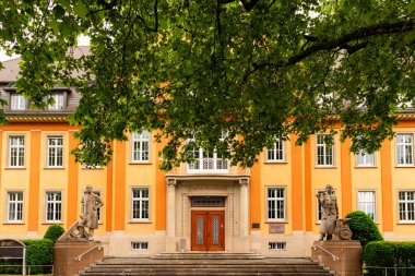 Konstanz, Almanya - 28 Mayıs 2025: Sanatların Konstanz Chanber 'i (Handwerkskammer Konstanz) dış giriş cephesini inşa ediyor