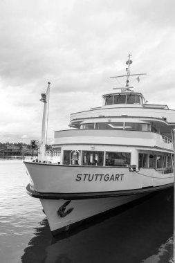 Konstanz, Almanya - 28 Mayıs 2025: Bodensee-Schiffsbetriebe GmbH 'ye ait Stuttgart yolcu feribot gemisi Konstanz limanına yanaştı