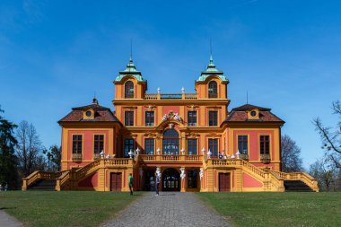Ludwigsburg, Almanya - 12 Nisan 2025 Schloss Favori Barok tarzı malikane şatosu bir zamanlar Dük Eberhard Ludwig 'e yazlık ve av sarayı olarak hizmet vermişti.