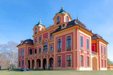 Ludwigsburg, Almanya - 12 Nisan 2025 Schloss Favori Barok tarzı malikane şatosu bir zamanlar Dük Eberhard Ludwig 'e yazlık ve av sarayı olarak hizmet vermişti.