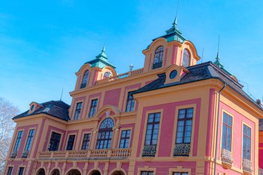 Ludwigsburg, Almanya - 12 Nisan 2025 Schloss Favori Barok tarzı malikane şatosu bir zamanlar Dük Eberhard Ludwig 'e yazlık ve av sarayı olarak hizmet vermişti.