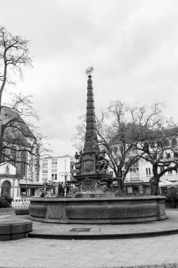 Frankfurt, Almanya - 18 Nisan 2025: Liebfrauenberg Çeşmesi, Frankfurt 'taki tarihi Liebfrauenberg Meydanı' nda bulunan geç dönem bir Barok anıtı.