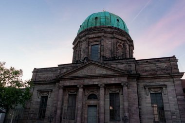 Nuremberg, Almanya - 2 Mayıs 2025: St. Elizabeth Katolik Kilisesi gün batımında Nuremberg 'de dış cepheyi inşa ediyor