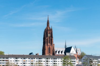 Frankfurt, Almanya - 20 Nisan 2025: Frankfurt-Frankfurt Katedrali (Frankfurt Dom), Frankfurt 'un eski kasabasındaki Roma Katolik Gotik Kilisesi.