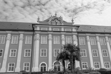 Meersburg, Almanya - 29 Mayıs 2025: Neues Schloss Meersburg (Meersburg 'daki Yeni Kale) dış görünüşü siyah ve beyaz cephe