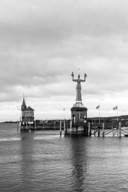 Konstanz, Almanya - 28 Mayıs 2025: Siyah-beyaz Konstanz Gölü Limanı 'nda elinde iki erkek tutan Imperia heykeli