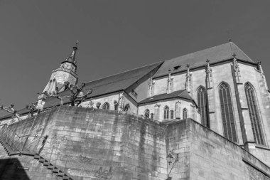Tubingen, Almanya - 10 Mayıs 2025: St. George Kolej Kilisesi (Stiftskirche) geç dönem gotik dini yapı dış görünüşü siyah ve beyaz cephe