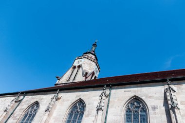 Tubingen, Almanya - 10 Mayıs 2025: St. George 's Collegiate Church (Stiftskirche) geç dönem gotik dini yapı dış cephesi