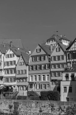 Tubingen, Almanya - 10 Mayıs 2025: Neckar Rio Grande rıhtım binaları siyah beyaz manzara