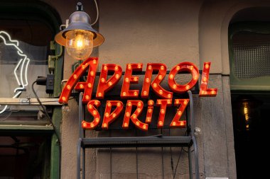 Aperol Spritz popüler bir İtalyan şarabı tabanlı kokteyl imzaladı.
