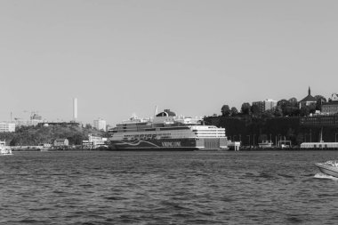 Stockholm, İsveç- 17 Temmuz 2025: Viking Glory Viking Hattı tarafından işletilen bir feribot Stockholm limanına siyah-beyaz yanaştı.