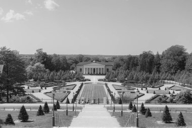 Uppsala, İsveç- 18 Temmuz 2025: Uppsala Üniversitesi Botanik Bahçesi siyah beyaz Uppsala Kalesi manzaralı