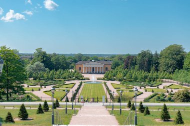 Uppsala, İsveç- 18 Temmuz 2025: Uppsala Üniversitesi Botanik Bahçesi Uppsala Kalesi manzaralı