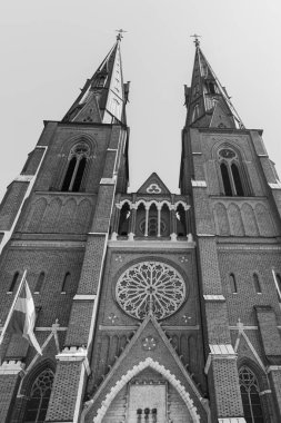 Uppsala, İsveç- 18 Temmuz 2025: Uppsala Metropolitan Katedrali (Uppsala Katedrali) Uppsala 'da siyah beyaz bir ulusal kilise