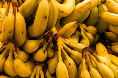 Stockholm, İsveç- 18 Temmuz 2025: Markette satılık olgun muzlar