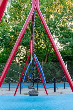 Halka açık çocuk parkında yan görünüm sallıyor