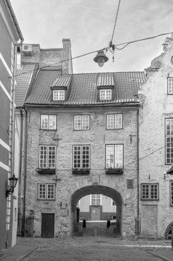 Riga, Letonya - 20 Temmuz 2025: Riga Duvarı 'nın siyah beyaz bir bölümü İsveç Kapısı