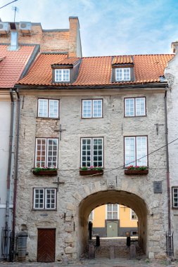 Riga, Letonya - 20 Temmuz 2025 İsveç kapısı Riga Duvarı 'nın bir bölümü