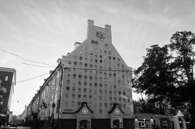 Riga, Letonya - 20 Temmuz 2025: Jacob 'ın Kışlası' nın sarı duvarı, Letonya 'nın tüm şehirleri ve belediyelerinin dış cepheleri Riga' da Torna Caddesi 'nde, Eski Şehir' de siyah beyaz