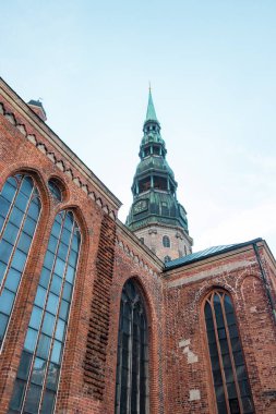 Riga, Letonya - 20 Temmuz 2025: St. Peter Kilisesi Kilisesi kilisenin en yüksek çan kulesinin dış görüntüsü