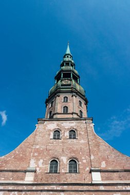 Riga, Letonya - 20 Temmuz 2025: St. Peter Kilisesi Kilisesi kilisenin en yüksek çan kulesinin dış görüntüsü
