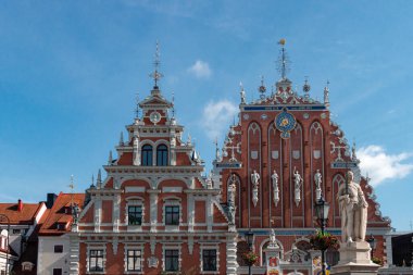 Riga, Letonya - 20 Temmuz 2025: Eski kentin dışındaki Black Heads Müzesi binası.