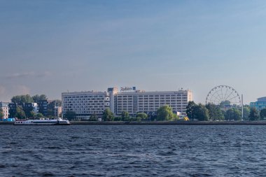 Riga, Letonya - 20 Temmuz 2025: Radisson Blu Oteli ve Riga 'daki Daugava Nehri' nin karşısındaki Spa binası