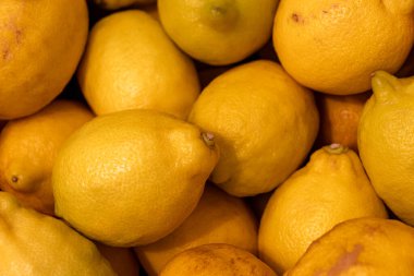 Arka plan olarak tamamen sarı limon meyvesi.