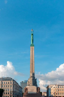 Riga, Letonya - 20 Temmuz 2025: Letonya Bağımsızlık Savaşı sırasında öldürülen askerleri onurlandırmak amacıyla Riga 'da bulunan Özgürlük Anıtı