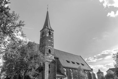 Nuremberg, Almanya - 1 Mayıs 2025: St. Jakob (St. James the Greater), Nuremberg 'de siyah beyaz bir ortaçağ kilisesi.
