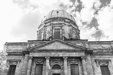 Nuremberg, Almanya - 1 Mayıs 2025: St. Elizabeth Katolik Kilisesi Nuremberg 'in dış cephesini siyah beyaz inşa ediyor