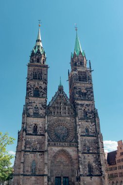 Nuremberg, Almanya - 1 Mayıs 2025: St. Lorenz (St. Lawrence), Bavyera 'daki Evanjelik Lüterci Kilisesi' nin Nürnberg 'deki ön cephesi.