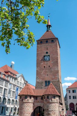 Nuremberg, Almanya - 1 Mayıs 2025: Weisser Turm (Beyaz Kule), Ludwigsplatz, Nuremberg 'deki ortaçağ kapı çan kulesi