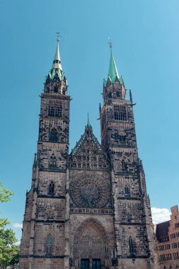 Nuremberg, Almanya - 1 Mayıs 2025: St. Lorenz (St. Lawrence), Bavyera 'daki Evanjelik Lüterci Kilisesi' nin Nürnberg 'deki ön cephesi.