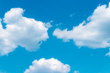 Mavi gökyüzü ve beyaz bulutlar gökyüzü arkaplan görünümünde